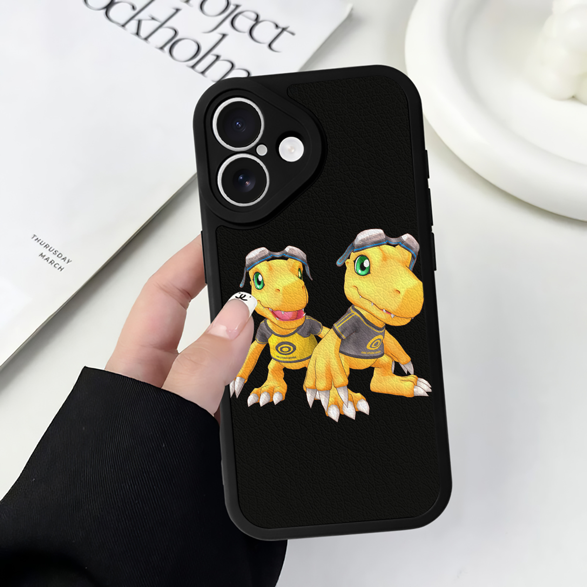 （画像用） Digimon デジタルモンスター/デジモン 【iPhone 16シリーズ対応】シリコンスマホケース（レザー調） 材質：シリコン